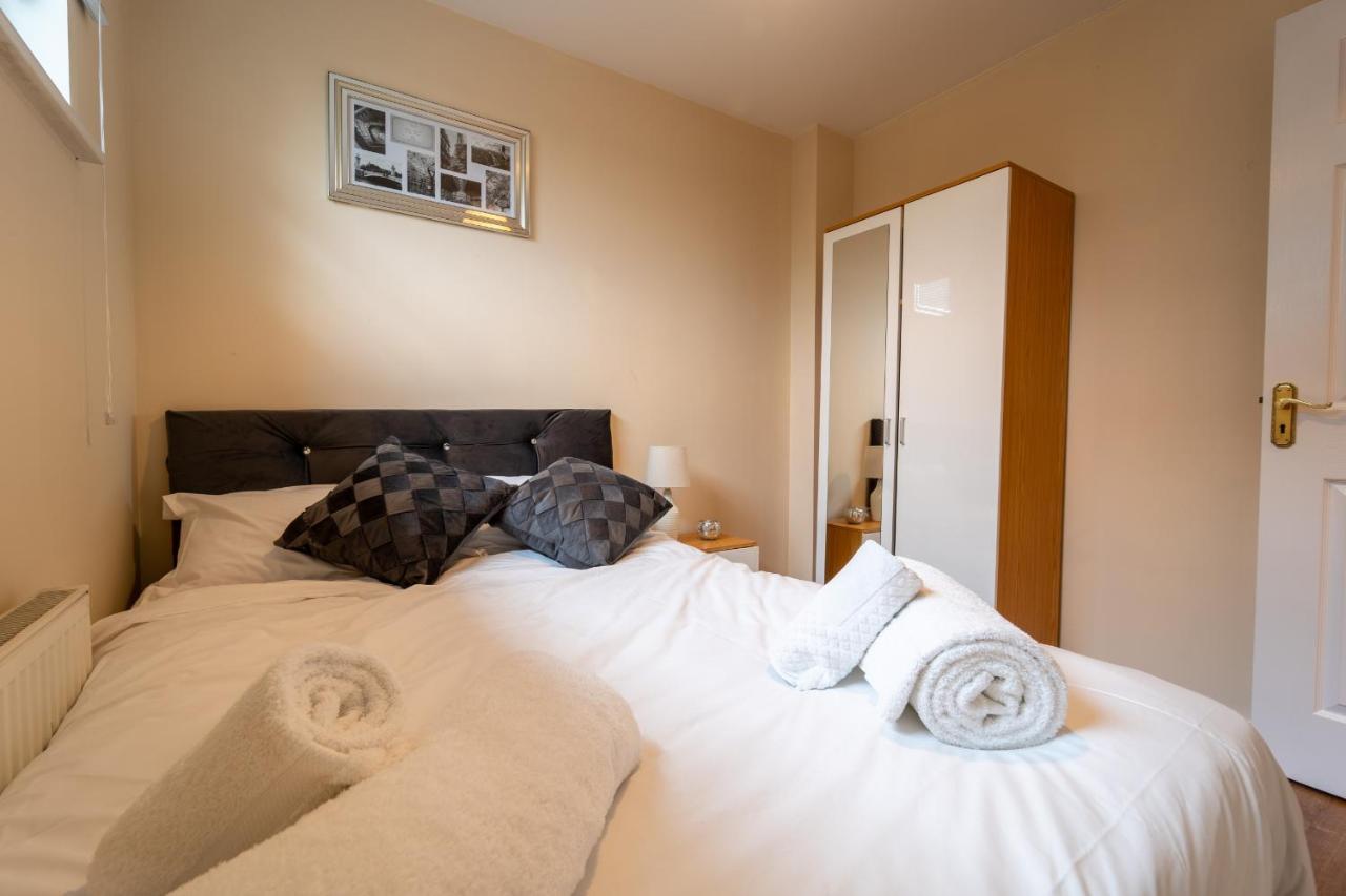 Luxury 2 Bed Apartment - Near Heathrow, Legoland, Windsor Слау Екстер'єр фото