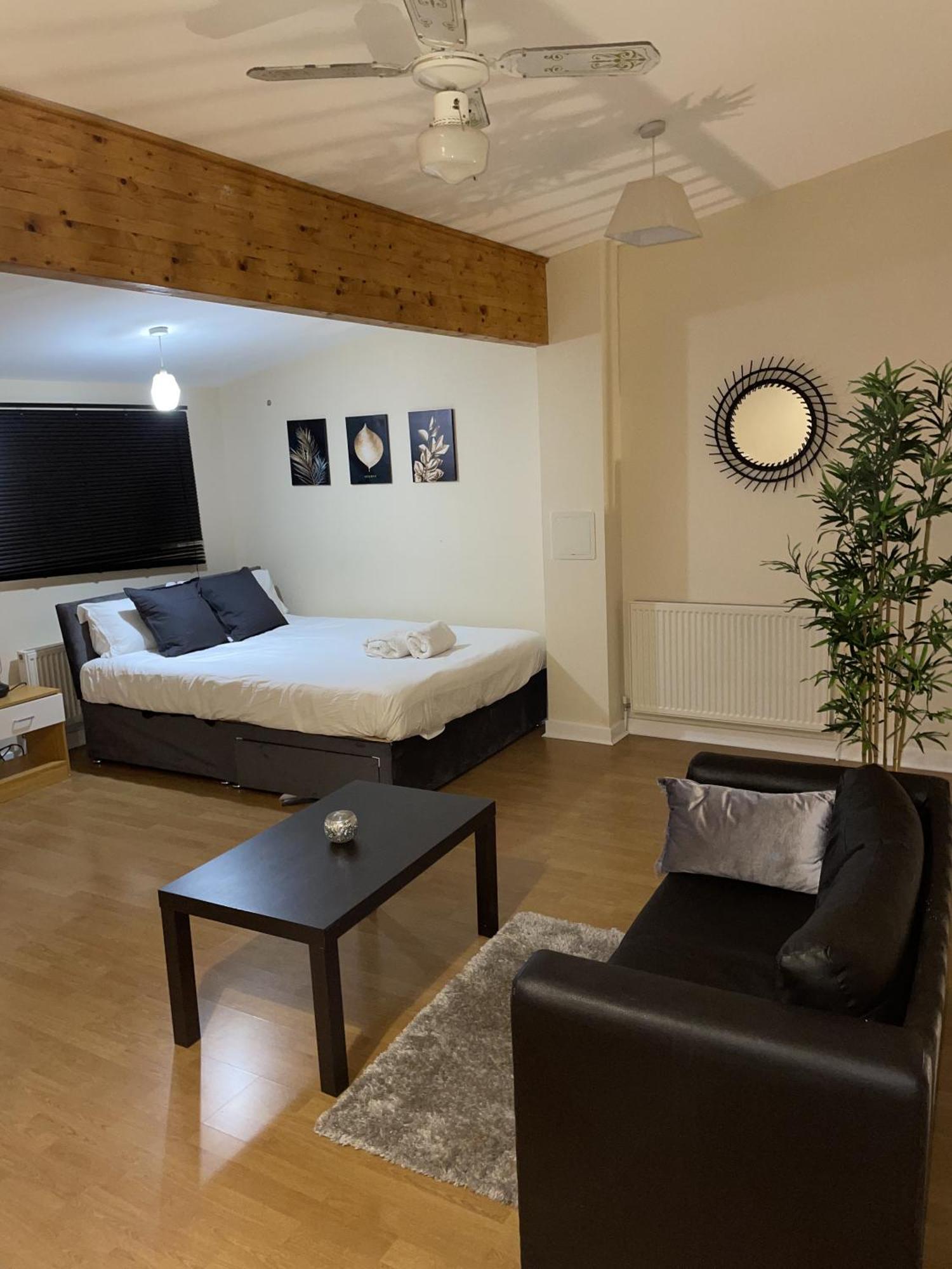 Luxury 2 Bed Apartment - Near Heathrow, Legoland, Windsor Слау Екстер'єр фото