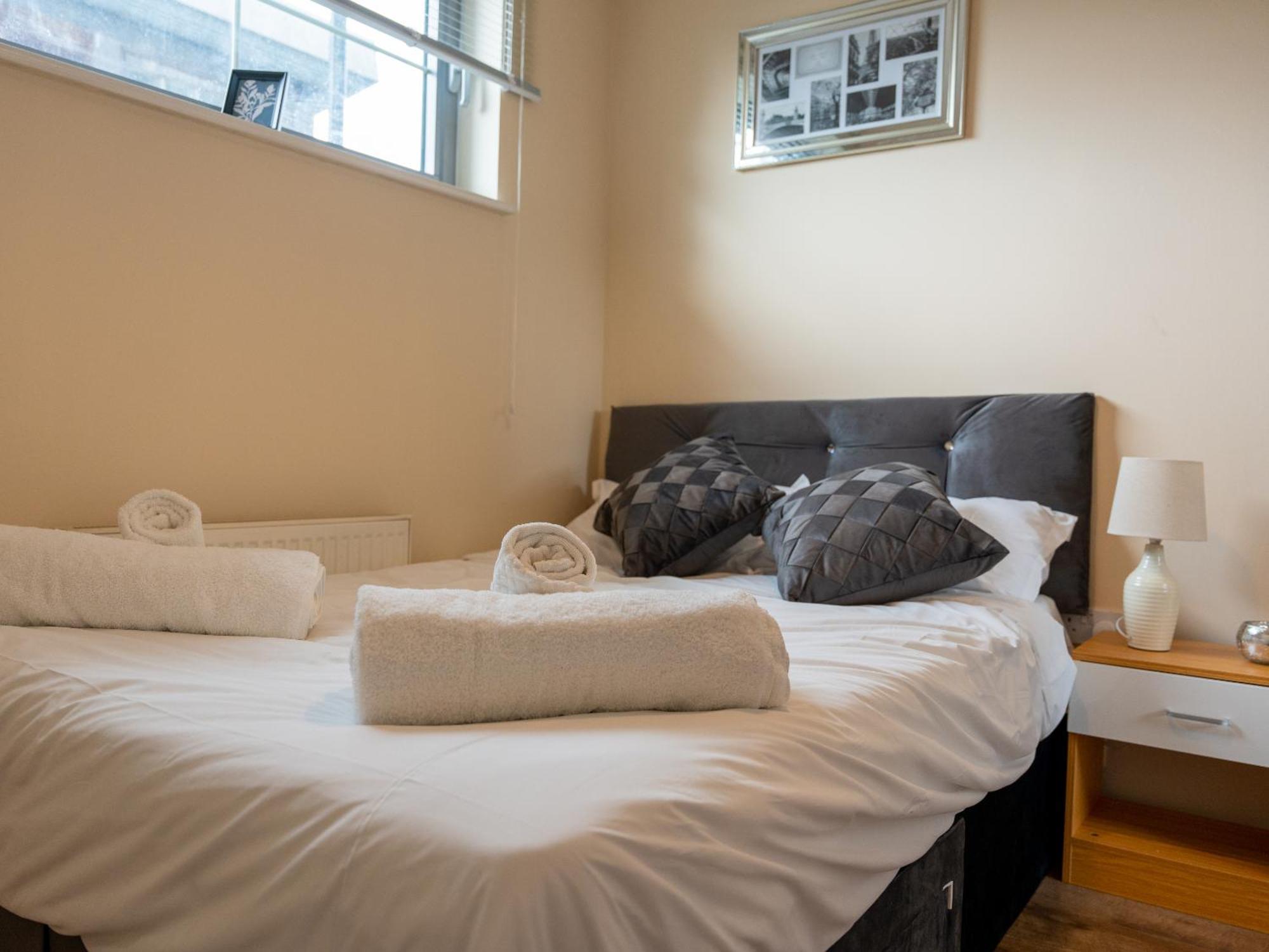 Luxury 2 Bed Apartment - Near Heathrow, Legoland, Windsor Слау Екстер'єр фото