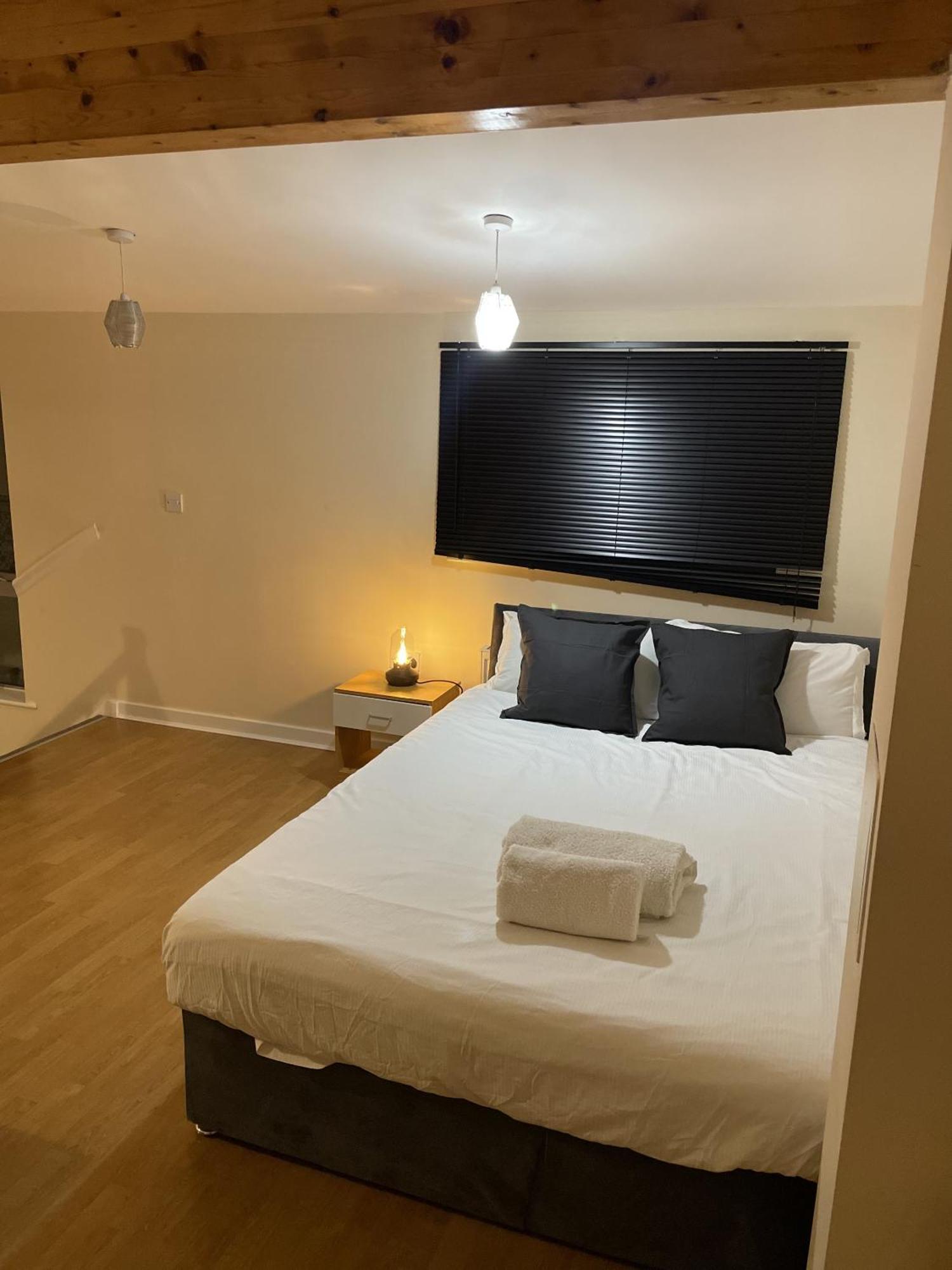 Luxury 2 Bed Apartment - Near Heathrow, Legoland, Windsor Слау Екстер'єр фото