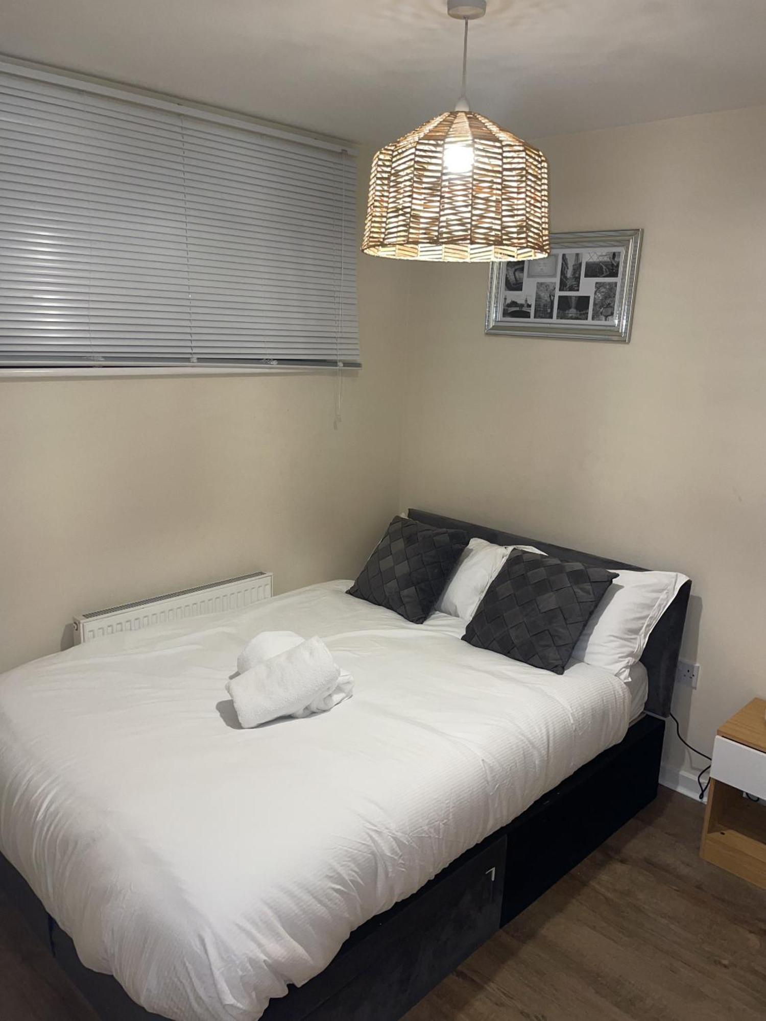 Luxury 2 Bed Apartment - Near Heathrow, Legoland, Windsor Слау Екстер'єр фото
